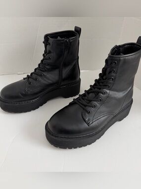 Universe Thread Womens Size 7 Black Chunky Lugged Lace-Up Platform Sole Boots
